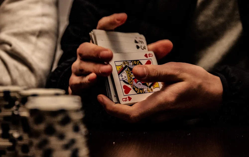 Kartu as sekop tertutup di atas meja poker