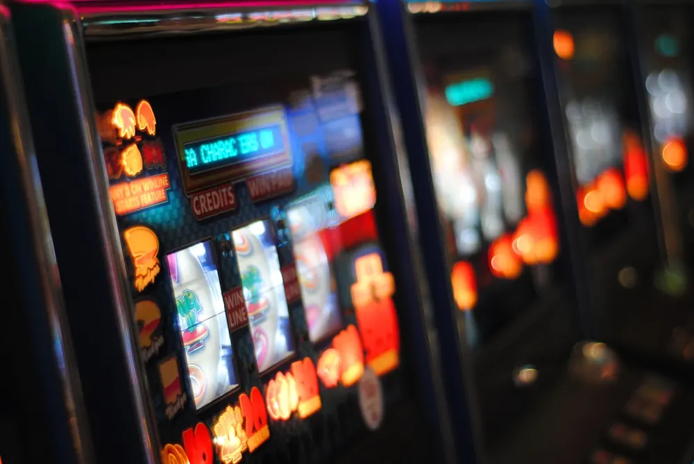 Tampilan gulungan mesin slot dalam foto jarak dekat